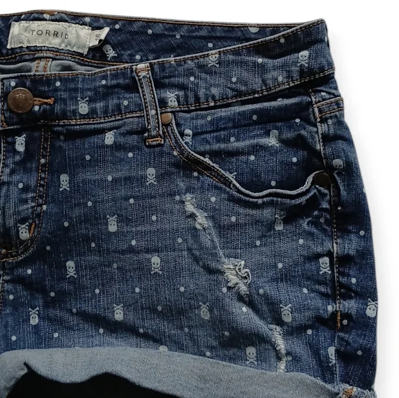 TORRID WOMEN'S SKULL POLKA DOTS  DISTRESSED BLUE DENIM JEANS SHORT. SIZE 16 - Picture 12 of 16